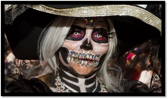 El folclor ha otorgado durante años una representación humana a la muerte. En México es común representar a la muerte con la Catrina.