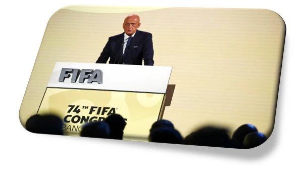 El ex árbitro internacional Pierluigi Collina habla durante un congreso de la FIFA en Tailandia (REUTERS/Chalinee Thirasupa)