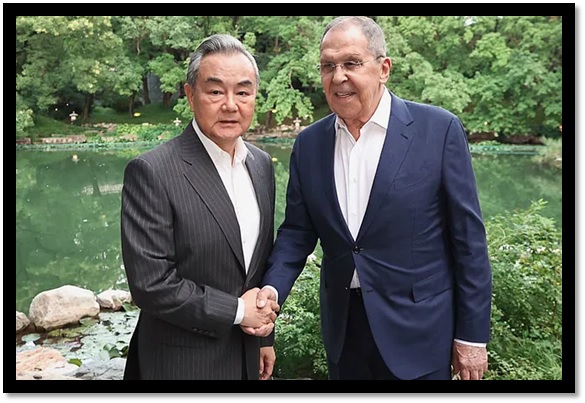 El ministro de Asuntos Exteriores ruso, Lavrov, saluda a su homólogo chino Labov, Wang Yi, durante su reunión en Pekín.