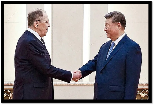 El presidente chino, Xi Jinping, saluda al ministro de Exteriores ruso, Sergei Lavrov, ayer en Pekín