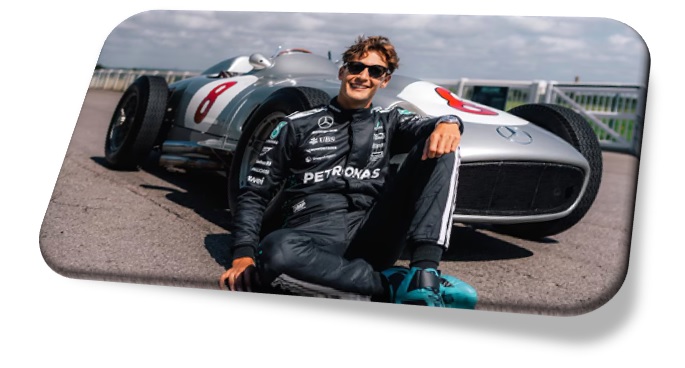 George Russell con el Ve Mercedes-Benz que manejó el Chueco Fangio hace 70 años (@MercedesAMGF1)