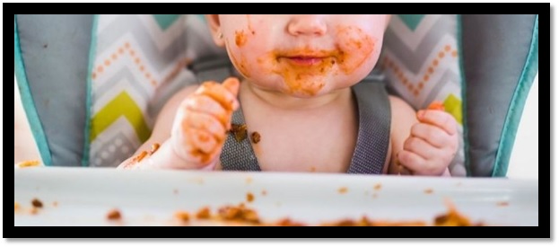 Papillas suaves, purés en bolsita y etiquetas que prometen “sonrisas desde dentro” son parte del paisaje habitual en las góndolas de alimentos para bebés. Crédito: Adobe Stock.