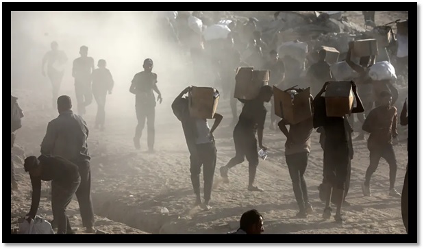 Palestinos recogen paquetes con ayuda humanitaria en Gaza.EP