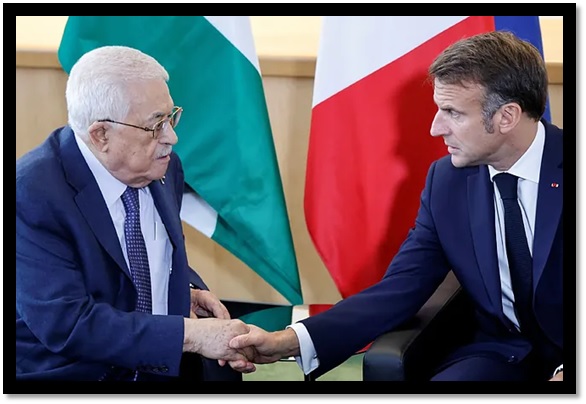 Abbas y Macron (dcha.) en la 79.ª sesión de la Asamblea General de las Naciones Unidas en Nueva York.LUDOVIC MARIN | AFP