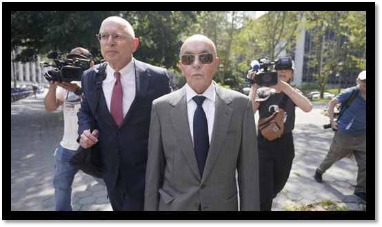 El billonario Joe Lewis al ingresar a los tribunales de Manhattan donde fue condenado a tres años de prisión en suspenso por tráfico con información privilegiada.