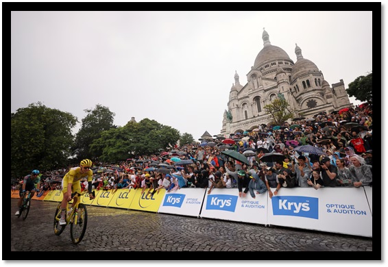 El líder general Tadej Pogacar pedalea frente a la basílica Sacre Coeur en Montmartre durante la última etapa del Tour de Francia, el domingo 27 de julio de 2025, en París. (AP Foto/Thomas Padilla)