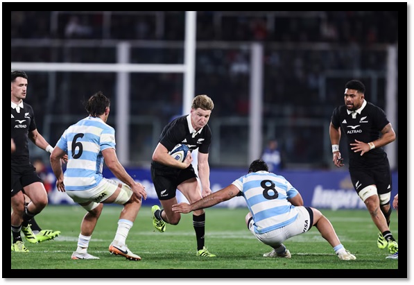 Jordie Barrett, de Nueva Zelanda, conduce el balón en un partido del campeonato de rugby ante Argentina, el sábado 16 de agosto de 2025, en Córdoba (AP Foto/Nicolás Aguilera)