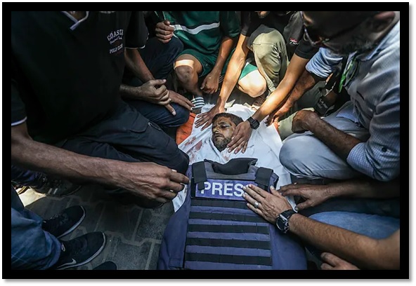 Funeral de los reporteros asesinados en el hospital Nasser.