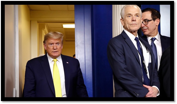 Donald Trump y Peter Navarro, uno de sus principales asesores.