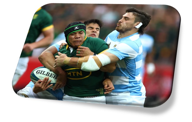 Cheslin Kolbe luchando contra Mateo Carreras (REUTERS/Siphiwe Sibeko)