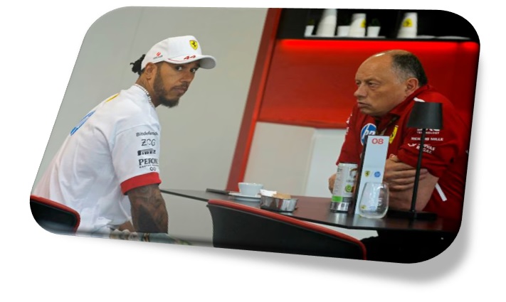 Fred Vasseur junto a Lewis Hamilton en una reunión. Hay preocupación en Ferrari por el bajo rendimiento en la F1 (REUTERS/Brian Snyder)