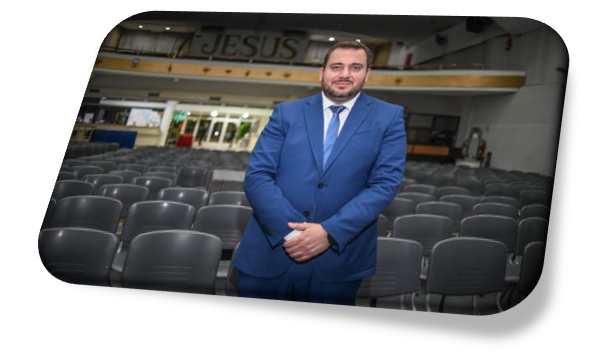 El pastor Ghione en su templo.