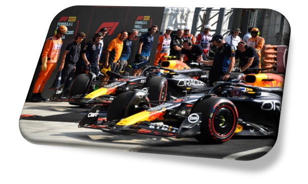 Los autos de Verstappen y Checo Pérez durante la F1 2024 /Massimo Pinca/Pool via REUTERS)