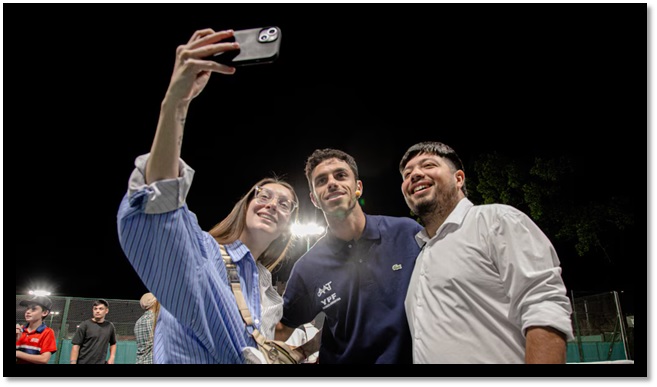 Francisco Cerúndolo en la despedida del equipo de Copa Davis que viajará a Bolonia (Crédito: Prensa AAT)