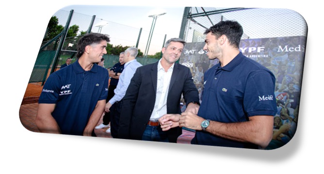 Francisco Cerúndolo junto a Francisco Comesaña y Agustín Calleri, presidente de la Asociación Argentina de Tenis (Crédito: Prensa AAT)