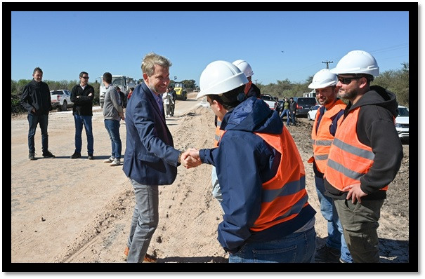"Tenemos que reconstruir esa confianza perdida de la gente en la política", afirmó Frigerio al recorrer la obra de la ruta 20 :: Asdigital